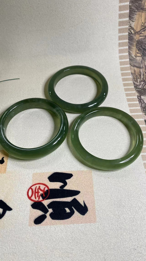 Gelang bahan giok Cui halus 180 gelang penutup susu Qingti Ukuran 61-63mm Ukuran 62.5mm Lebar sisi: 11.5, 11.5, 13.6mm Batu giok adalah 20 untuk pola yang terjadi secara alami secara acak Sudah termasuk pajak pengiriman