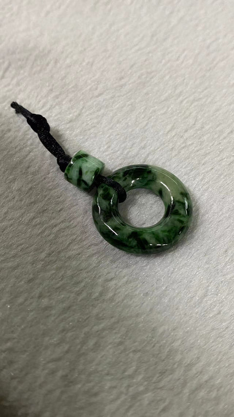 Liontin Lingkaran Harian Batu Giok Alami Batu giok ini bersih dan halus, dan gayanya sangat indah.