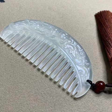 Sisir Es Giok Cui Giok Alami Ukuran 96 * 53mm Giok bersih, halus dan hangat Termasuk pajak pengiriman.