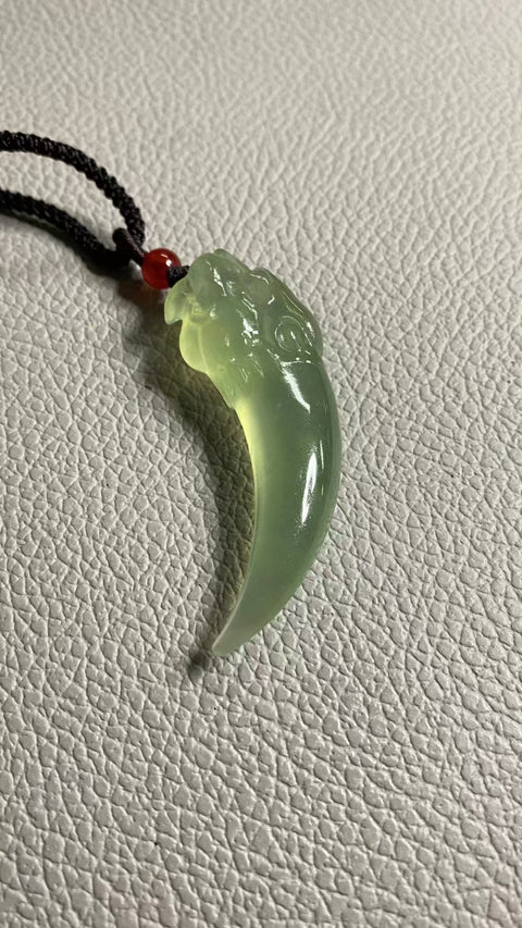 Giok Giok Serigala Giok Cui Jade Alami bersih, halus dan hangat. 59,8 * 18,6 mm. Gayanya indah dan halus, diukir dengan tangan, termasuk pajak pengiriman.