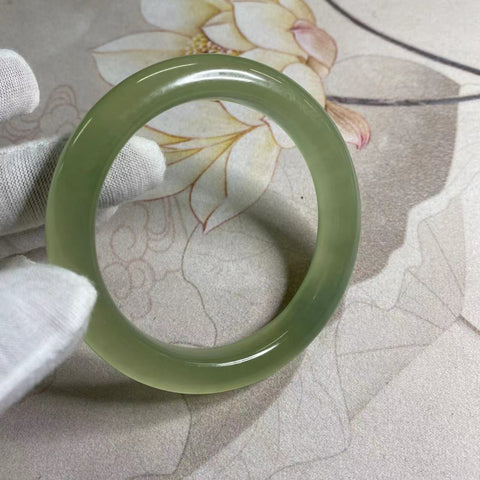 Gelang hijau es giok Cui alami, kaliber yang cocok ukuran 66mm, lebar sisi: 11.8mm Giok ini terbentuk secara alami dan polanya acak Pajak pengiriman sudah termasuk.