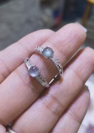 Cincin Giok Guatemala Alami Ukuran 5 x 5 mm yang terbuat dari batu giok perak 925 yang bersih dan halus Sudah termasuk pajak pengiriman.