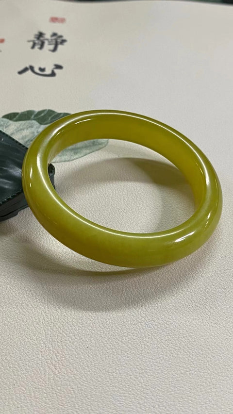 Gelang Bunga Emas Giok Cui Giok bersih dan halus Ukuran 56-58mm Ukuran 57.5mm Lebar Sisi 12.6mm Giok semuanya terjadi secara alami Pola acak termasuk pajak pengiriman.