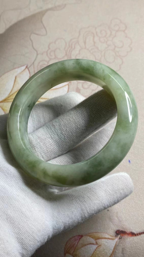 Gelang Cui Giok Minyak Cui Tua Ukuran 54-56mm Ukuran 55.4mm Lebar Sisi 14.7mm Giok terjadi secara alami Pola acak Pengiriman dan pajak sudah termasu