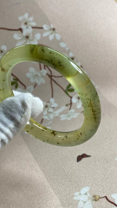 Gelang Giok Bunga Giok Cui Giok Alami Ukuran 57-59mm Ukuran 58.1mm Lebar Sisi 10.4mm Giok terjadi secara alami Pola acak Pengiriman dan pajak sudah termasuk.