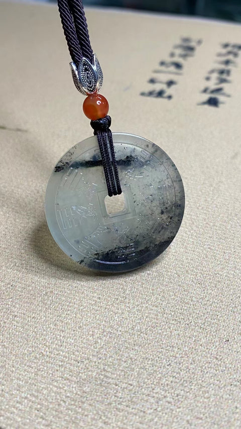 Liontin Uang Hantu Giok Cui Giok Alami Ukuran 35 * 5.7mm Ini adalah simbol kekayaan dan keberuntungan.