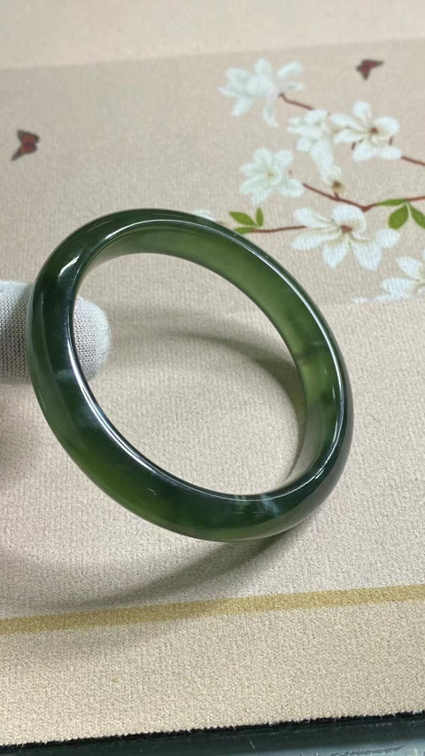 Gelang Bahan Giok Cui Alami 180 Ukuran Gelang 55-57mm Ukuran 56.7mm Lebar Sisi 11.6mm Giok terbentuk secara alami Pola acak Pengiriman dan pajak sudah termasuk.