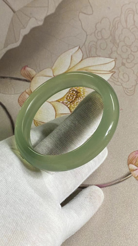 Gelang Tembus Es Giok Cui Giok Alami Ukuran 56-58mm Ukuran 57.3mm Lebar Sisi 11.9mm Giok terjadi secara alami Pola acak Pengiriman dan pajak sudah termasuk.