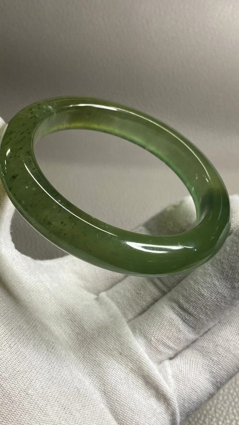 Gelang Warna Musim Semi Giok Cui Giok Alami Ukuran 62-64mm Ukuran 63.8mm Lebar Sisi 12.7mm Giok ini terbentuk secara alami dan polanya acak Sudah termasuk pajak pengiriman.