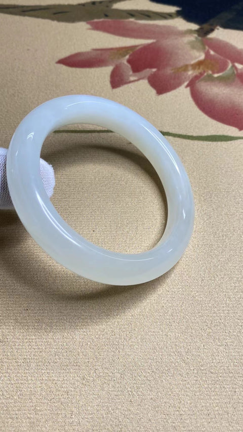 Gelang Cahaya Bulan Putih Giok Hetian Giok Alami Bahan Pit Tua&nbsp;Ukuran Bawah Halus dan Hangat Ukuran Bawah 55-57mm Ukuran 56.2mm Lebar Samping 12.1mm Sudah termasuk pajak pengiriman.