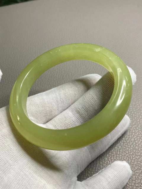 Gelang Kuning Minyak Ayam Giok Cui Giok Alami Ukuran 58-60mm Ukuran 59.2mm Lebar Samping 12.8mm Giok ini terbentuk secara alami dan polanya acak Sudah termasuk pajak pengiriman.