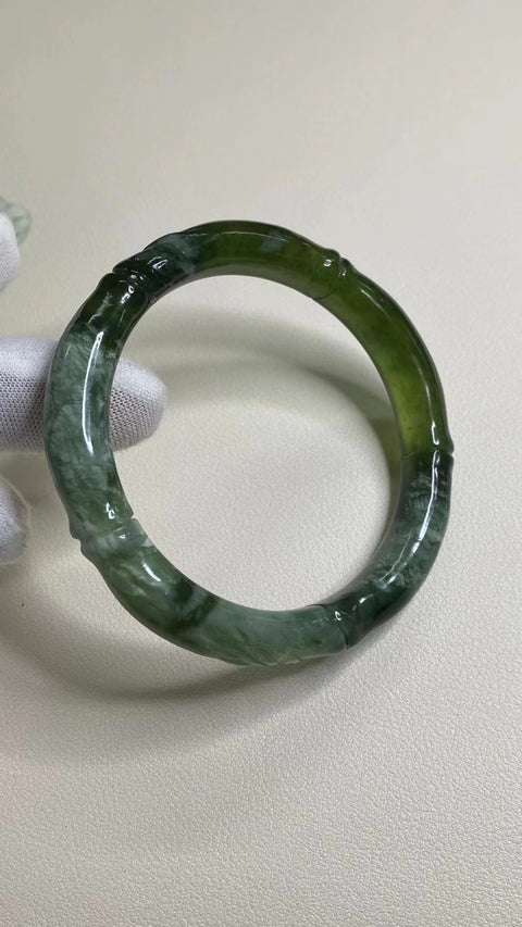 Gelang Bunga Ukiran Giok Cui Giok Alami Ukuran 57-59mm Ukuran 58.6mm Lebar Sisi 10mm Batu giok ini terbentuk secara alami dan polanya acak Sudah termasuk pajak pengiriman.