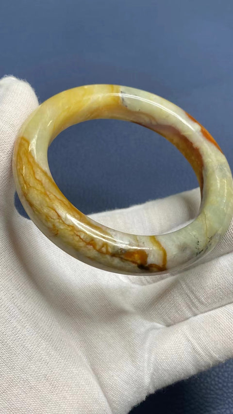 Gelang Giok Bunga Giok Cui Giok Alami Ukuran 61-63mm Ukuran 62.3mm Lebar Samping 14.3mm Giok terjadi secara alami Pola acak Pengiriman dan pajak sudah termasuk.