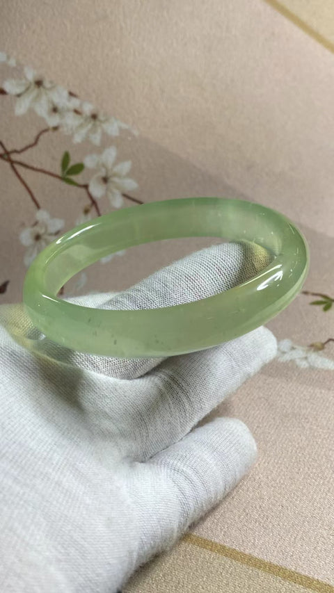 Gelang Badai Salju Hijau Es Giok Cui Giok Alami Ukuran 59-61mm Ukuran 60.3mm Lebar Samping 12.3mm Giok semuanya terjadi secara alami Pola acak Sudah termasuk pajak pengiriman.