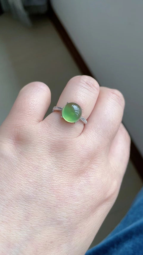 Cincin Giok Alami Ukuran 10 * 10mm Gaya 925 Pengaturan Perak Giok bersih dan halus.