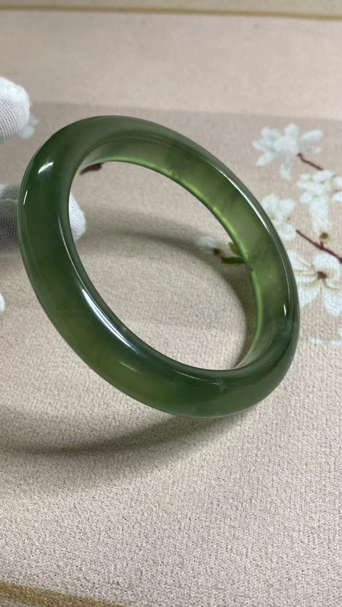 Gelang Giok Cui Alami Ukuran 62-64mm Ukuran 63.1mm Lebar Sisi 12.4mm Giok terbentuk secara alami Pola acak Termasuk ongkos kirim dan pajak.