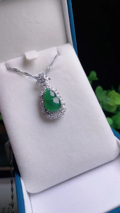 Kalung Labu Jadeite Alami 925 perak bertatahkan bahan Old Pit Bahan dasar yang halus dan hangat Warna yang indah Ukuran 3,2 * 1,4 cm Sudah termasuk pajak pengiriman.