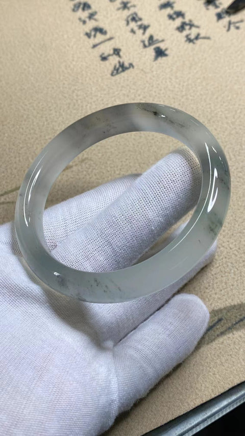 Gelang Es Giok Cui Giok Abu-Abu Alami Ukuran 57-59mm Ukuran 58.5mm Lebar Sisi 11.5mm Giok ini terbentuk secara alami dan polanya acak Sudah termasuk pajak pengiriman.