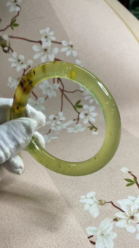 Gelang Giok Giok Bunga Giok Cui Alami Ukuran 61-63mm Ukuran 62.2mm Lebar Sisi 10.2mm Giok terjadi secara alami Pola acak Pengiriman dan pajak sudah termasuk.