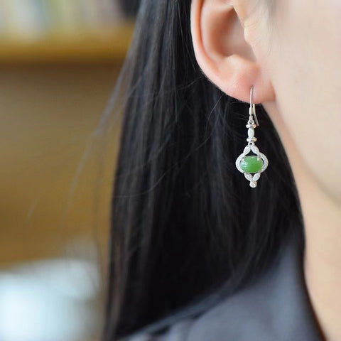 Anting-anting giok alami yang terbuat dari perak 925 dengan kualitas giok yang halus dan pengerjaan yang sangat indah. Pengiriman dan pajak sudah termasuk.