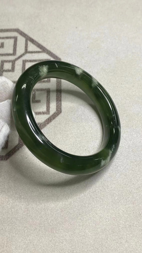 Gelang Hijau Penuh Giok Cui Alami Ukuran 56-58mm Ukuran 57.7mm Ukuran 12.7mm Giok semuanya terjadi secara alami Pola acak termasuk pajak pengiriman