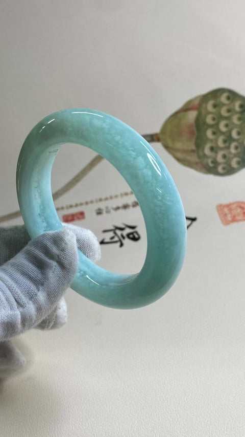 Gelang Jelly Celadon Alami Ukuran 51-53mm Ukuran 52.6mm Lebar Sisi 13.1mm Giok semuanya terjadi secara alami Pola acak Pajak pengiriman sudah termasuk.