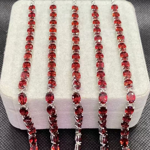 Gelang garnet alami yang terbuat dari perak 925, ukuran batu utama 5 * 7mm, dengan dudukan perak yang lebih tebal, gaya yang indah, sudah termasuk pajak pengiriman.
