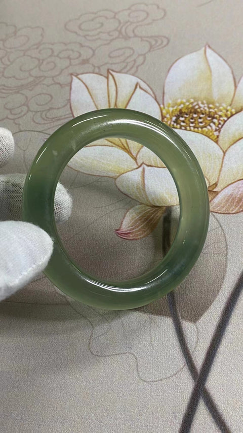 Gelang Bunga Terapung Batu Giok Cui Giok Hijau Penuh Ukuran 54-56mm Ukuran 55.5mm Lebar Samping 12.2mm Batu giok terbentuk secara alami dan polanya acak Sudah termasuk pajak pengiriman.