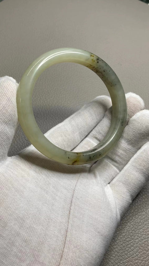 Gelang Gelang Gradien Batu Giok Cui Alami Batu giok bersih, halus dan hangat Ukuran 61-63mm Ukuran 62.2mm Lebar sisi 11.4mm Batu giok terbentuk secara alami Pola bunga acak termasuk pajak pengiriman.