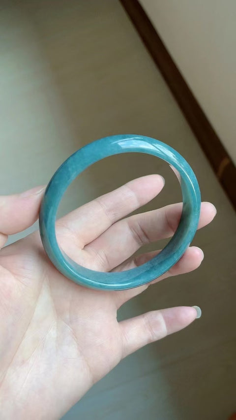 Gelang Batu Giok Alami Bahan Batu Giok Tua Bagian bawahnya halus dan hangat, dengan kepala penuh air Ukuran 62mm Batu giok ini terbentuk secara alami Pola acak Termasuk ongkos kirim dan pajak