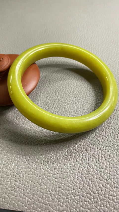 Gelang Giok Giok Emas Cui Giok Alami Ukuran 63-65mm Ukuran 64.5mm Lebar Sisi 12mm Giok ini semuanya terjadi secara alami Pola acak termasuk pajak pengiriman