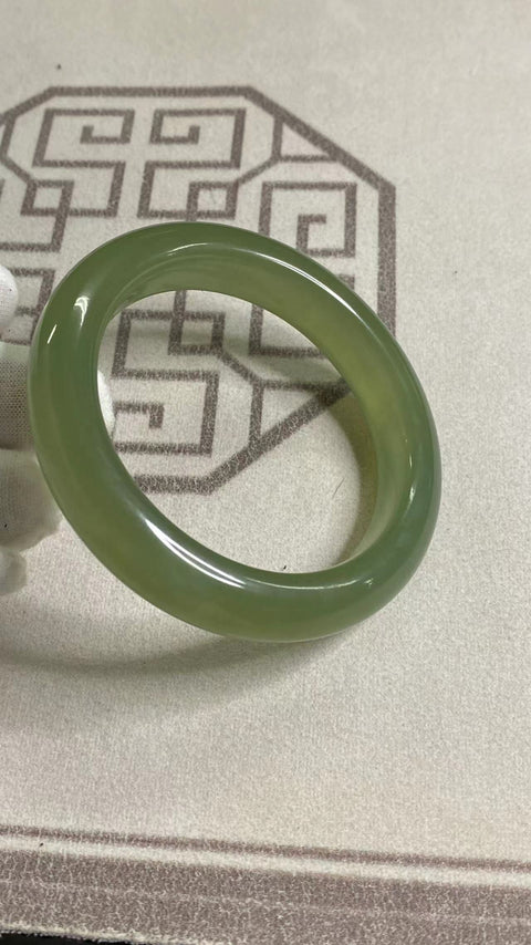 Gelang Giok Halus, kaliber 61,9 mm, lebar 13,8 mm, batu giok ini terbentuk secara alami dan polanya acak, sudah termasuk pajak pengiriman.