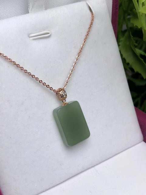 Kalung Giok Jasper alami bersih, halus dan hangat. Pengaturan emas 18k Gaya sederhana dan murah hati Ukuran 18 * 12 * 5mm Termasuk ongkos kirim dan pajak.