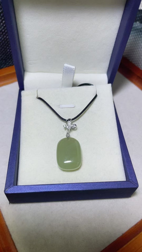 Kalung Giok Hetian Alami yang terbuat dari perak 925 Ukuran 20 * 15mm Giok halus dan hangat Termasuk ongkos kirim dan pajak.