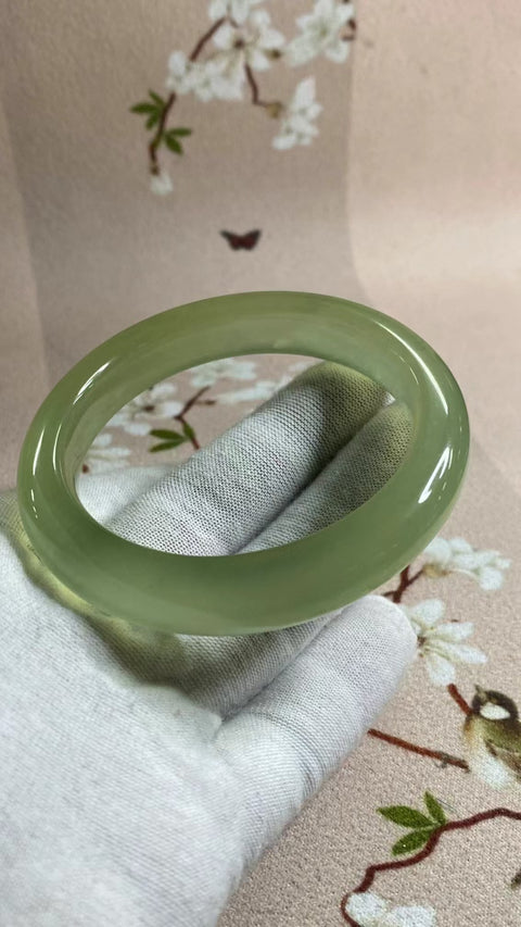 Gelang Hijau Es Giok Cui Giok Alami Ukuran 56-58mm Ukuran 57.1mm Lebar Sisi 11.2mm Giok terbentuk secara alami Pola acak Pengiriman dan pajak sudah termasuk.