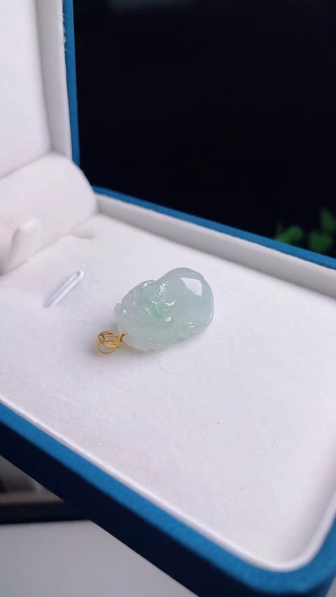 Giok Giok Pixi Pendant Jadeite alami yang lembut dan hangat, dengan kepala penuh air, terbuat dari emas 18 karat, ukuran 2,2 * 1,4 cm, sudah termasuk pajak pengiriman.