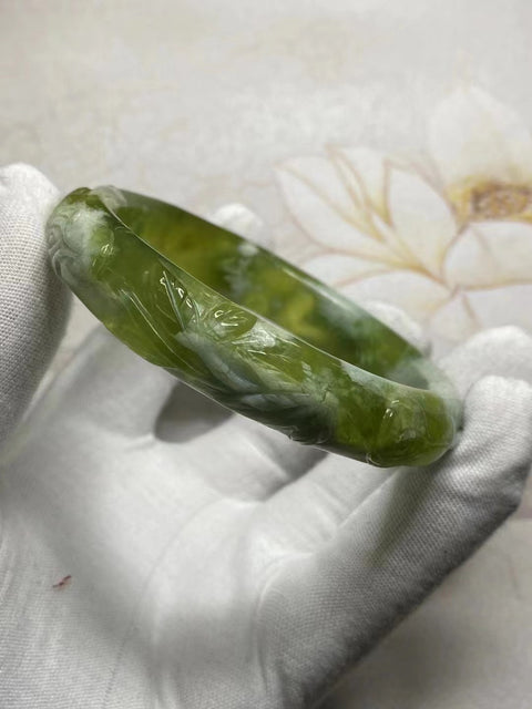 Gelang Bunga Ukiran Giok Cui Fine Jade Ukuran 64-66mm Ukuran 65.2mm Lebar Sisi 13.6mm Giok terjadi secara alami Pola acak Pengiriman dan pajak sudah termasuk.