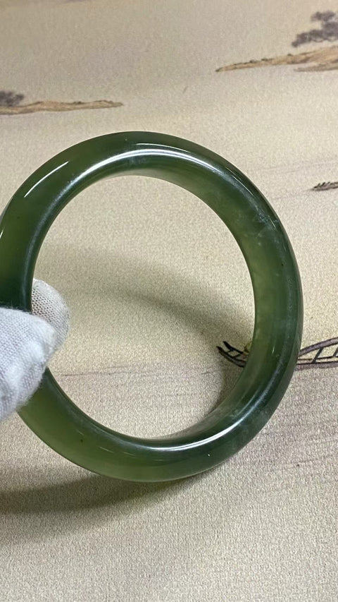Gelang Bahan Fine Jade 180 Ukuran 61-63mm Ukuran 62.3mm Lebar 12.9mm Batu giok terjadi secara alami Pola acak Termasuk pajak pengiriman.
