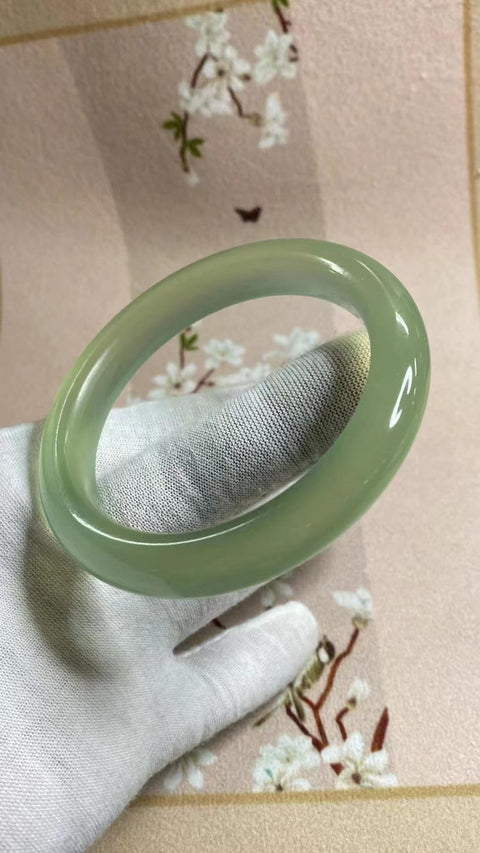 Gelang Hijau Es Giok Cui Giok Alami Ukuran 58-60mm Ukuran 59.5mm Lebar Sisi 11.5mm Giok terjadi secara alami Pola acak Pengiriman dan pajak sudah termasuk.