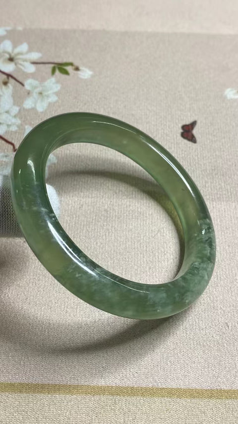 Gelang Gelang Cui Jade Tsingti Milkcap Ukuran 58-60mm Ukuran 59.5mm & nbsp; Lebar Samping 11.5mm Batu giok muncul secara alami dan polanya acak Sudah termasuk pajak pengiriman.