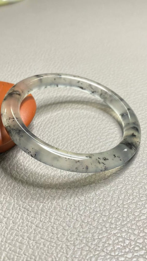 Gelang Garis Kecantikan Tinta Latar Belakang Batu Giok Cui Giok Putih Alami Ukuran 49-51mm Ukuran 50.6mm Lebar Sisi 8.1mm Batu giok semuanya terjadi secara alami Pola acak Termasuk Pajak Pengiriman.