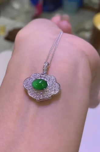Kalung Kunci Ruyi Jadeite Guatemala Alami Ukuran 6 x 8mm, terbuat dari perak 925. Ukuran keseluruhan 20 x 15. Sudah termasuk pajak pengiriman.
