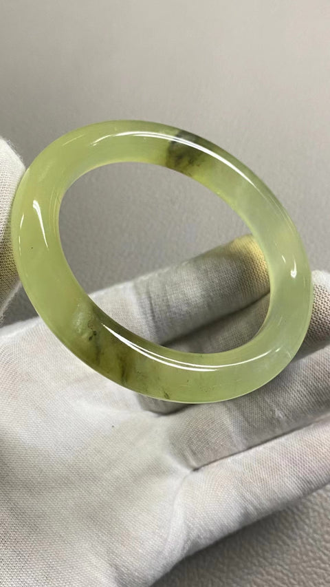 Gelang Warna Musim Semi Giok Cui Giok bersih, halus dan hangat Ukuran 56-58mm Ukuran 57.2mm Lebar Sisi 11mm Giok terbentuk secara alami Pola acak sudah termasuk pajak pengiriman.
