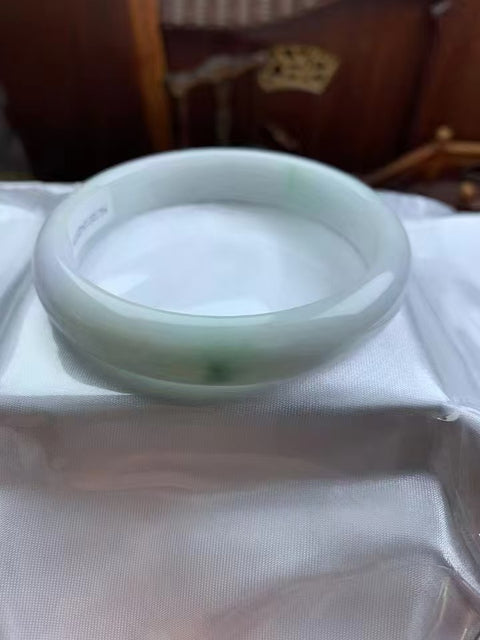 Gelang bunga terapung dari batu giok alami Ukuran 57-59mm Ukuran 58.1mm Lebar sisi 12mm Batu giok memiliki pola yang muncul secara alami secara acak Pajak pengiriman sudah termasuk