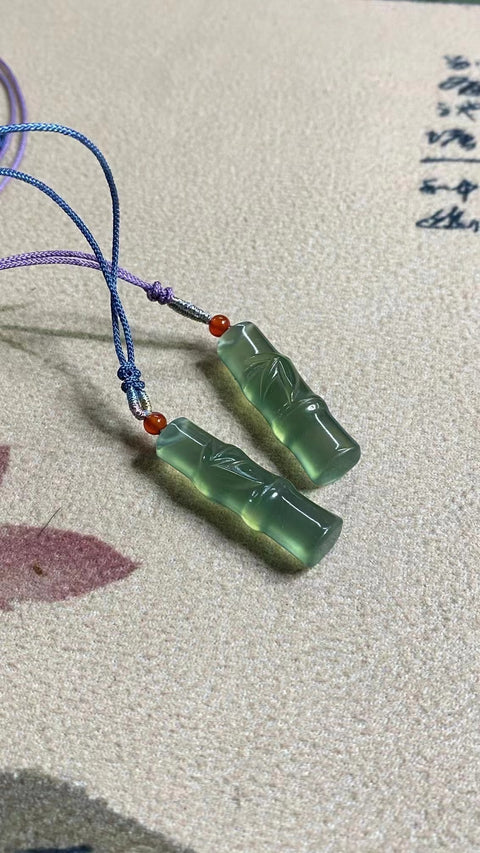 Liontin Bambu Fluorescent Jade Cui Jade Alami Ukuran 35 * 11mm Batu giok itu bersih, halus dan hangat, dan gayanya indah.