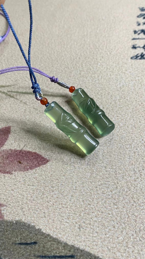 Liontin Bambu Hijau Fluorescent Giok Cui Jade Alami Ukuran 35 * 11mm Giok bersih, halus dan hangat.