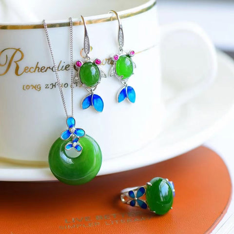 Set Giok Hetian Alami Kalung ukuran 20 * 20mm Cincin ukuran 10 * 14mm Anting-anting ukuran 7 * 9mm Giok bersih, halus dan hangat, penuh gaya dan inovatif.