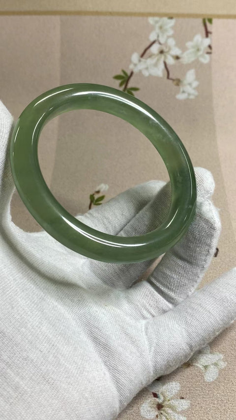 Gelang Hijau Es Giok Cui Giok Alami Ukuran 60-62mm Ukuran 61.2mm Lebar Sisi 10.6mm Giok terjadi secara alami Pola acak Pengiriman dan pajak sudah termasuk.