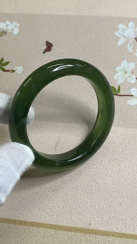 Gelang Giok Cui Giok Hijau Penuh Giok dalam Giok Ukuran 55-57mm Ukuran 56mm Lebar Sisi 12,6mm Giok terjadi secara alami Pola acak Termasuk ongkos kirim dan pajak.