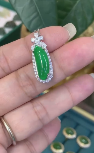 Kalung Giok Guatemala alami yang terbuat dari perak 925, giok yang bersih, halus dan hangat, gaya yang unik, sudah termasuk pajak pengiriman.